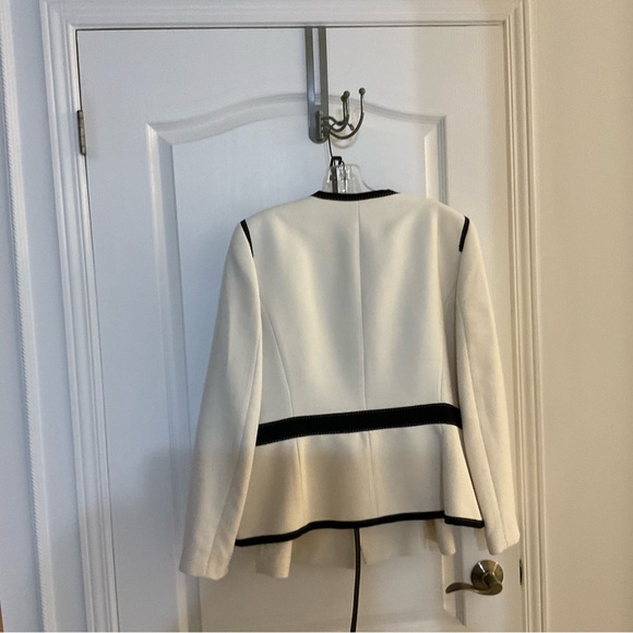 Ladies Albert Nipon suit - Picture 3 of 4